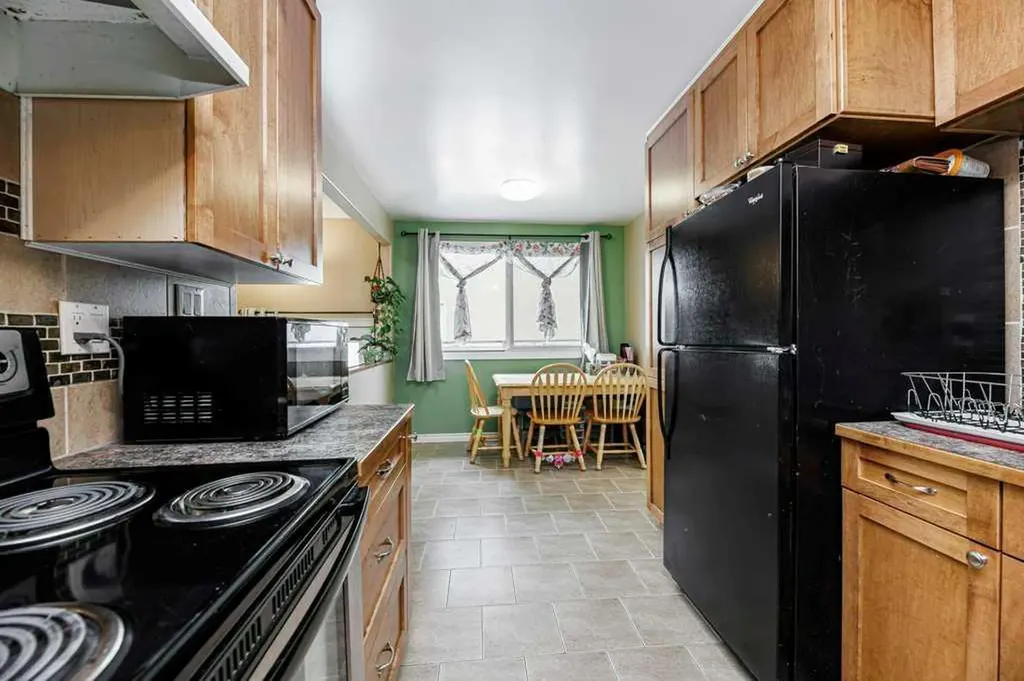 22 Mcintosh Avenue Red Deer AB T4N 0M3