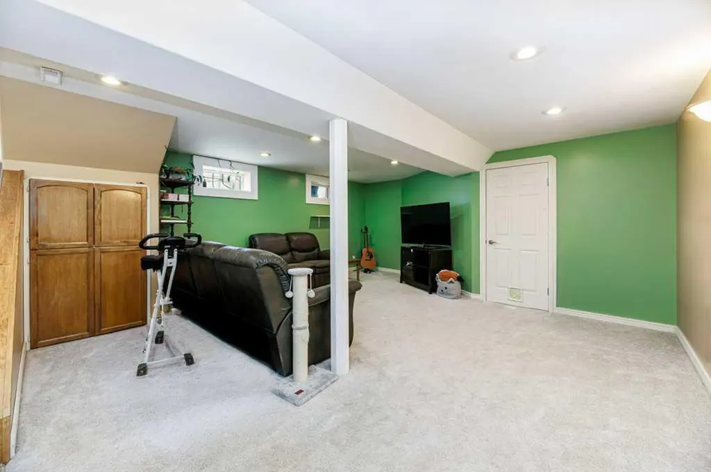 22 Mcintosh Avenue Red Deer AB T4N 0M3