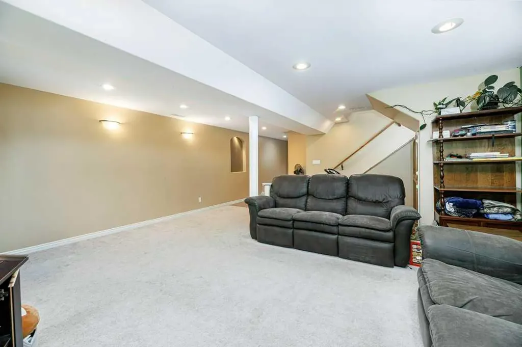 22 Mcintosh Avenue Red Deer AB T4N 0M3