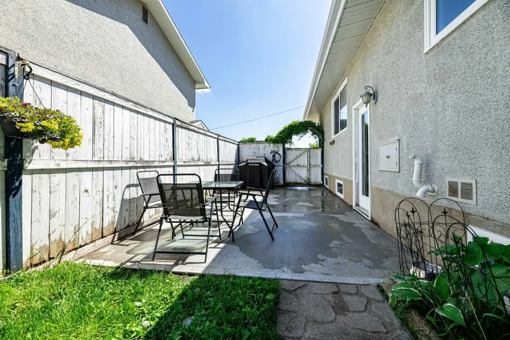 22 Mcintosh Avenue Red Deer AB T4N 0M3