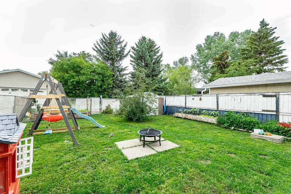 22 Mcintosh Avenue Red Deer AB T4N 0M3