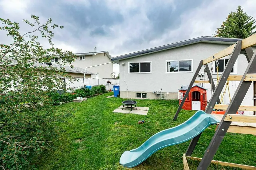 22 Mcintosh Avenue Red Deer AB T4N 0M3