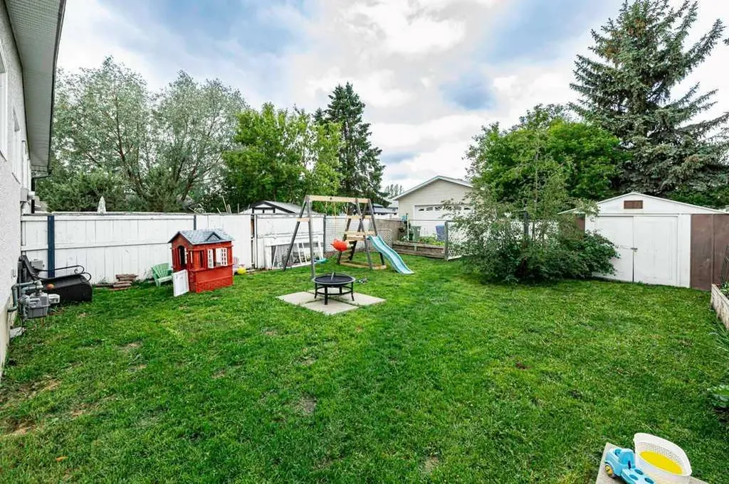 22 Mcintosh Avenue Red Deer AB T4N 0M3