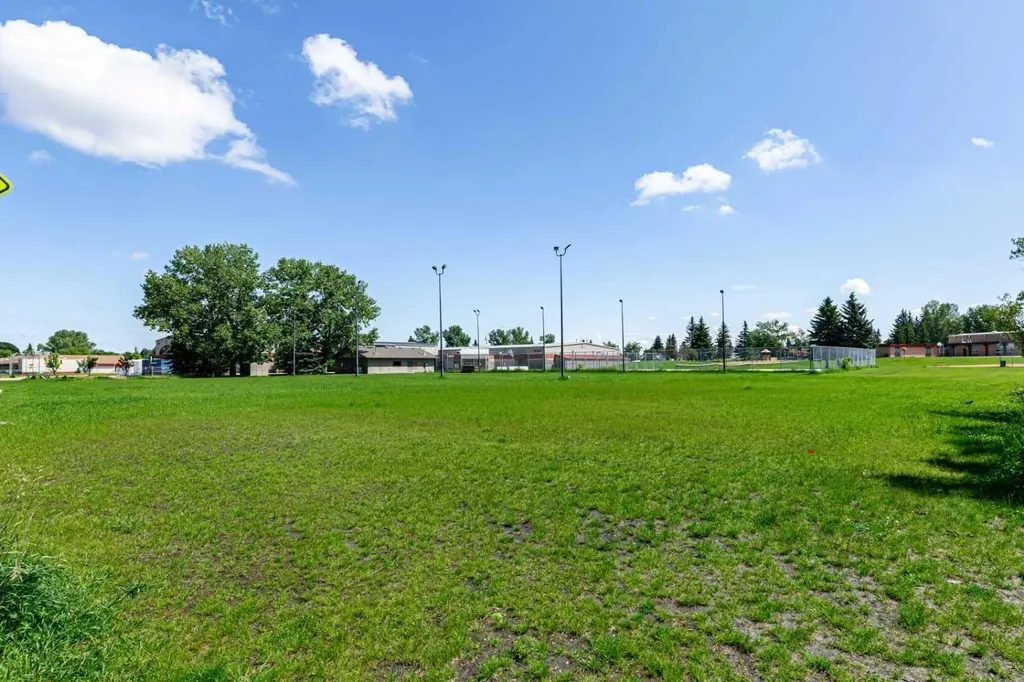 22 Mcintosh Avenue Red Deer AB T4N 0M3