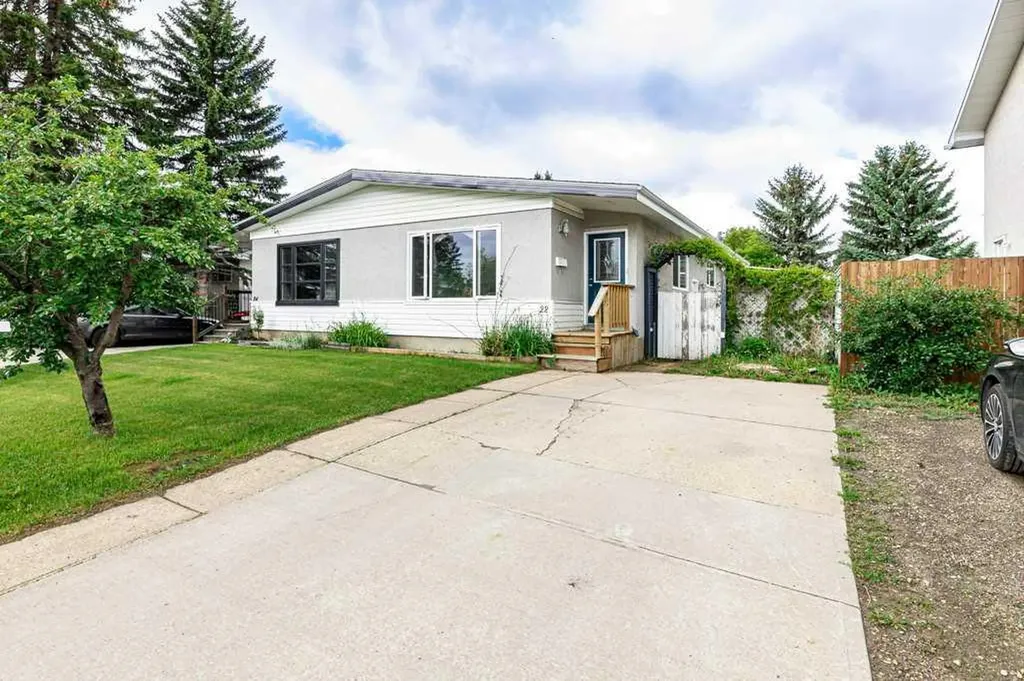 22 Mcintosh Avenue Red Deer AB T4N 0M3