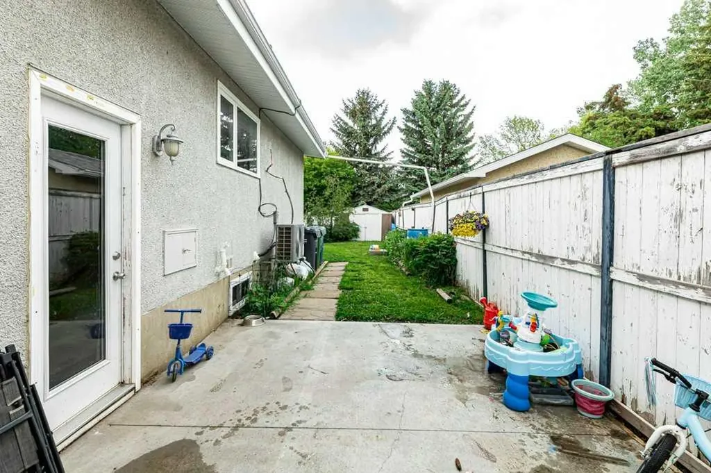 22 Mcintosh Avenue Red Deer AB T4N 0M3