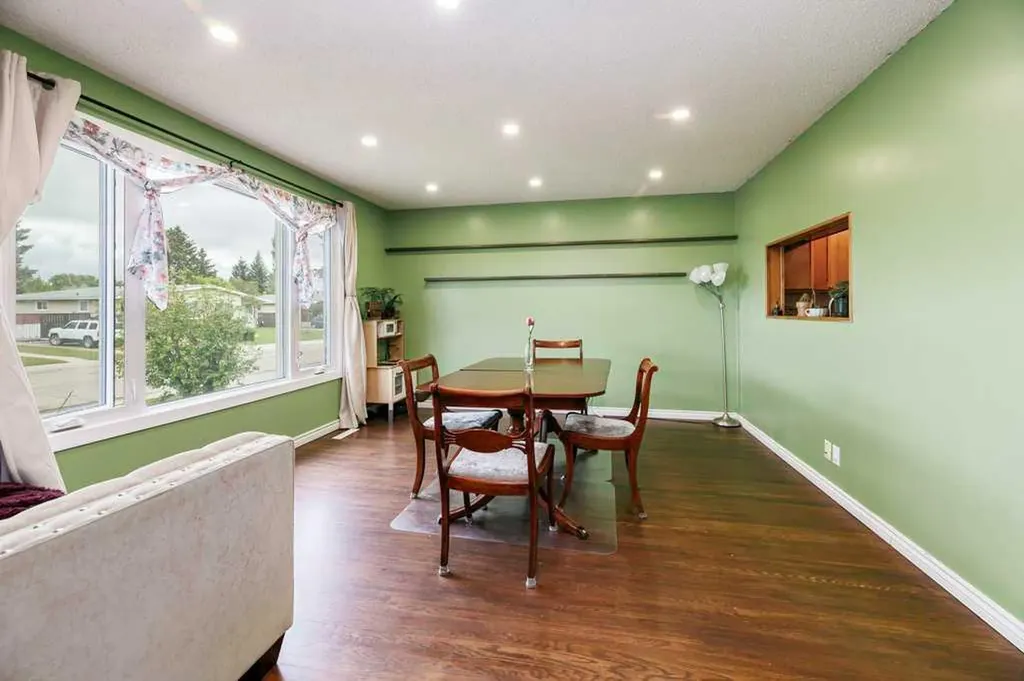 22 Mcintosh Avenue Red Deer AB T4N 0M3