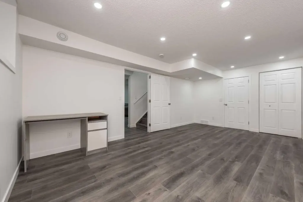 8266 Edgebrook Drive Calgary AB T3A 4N1