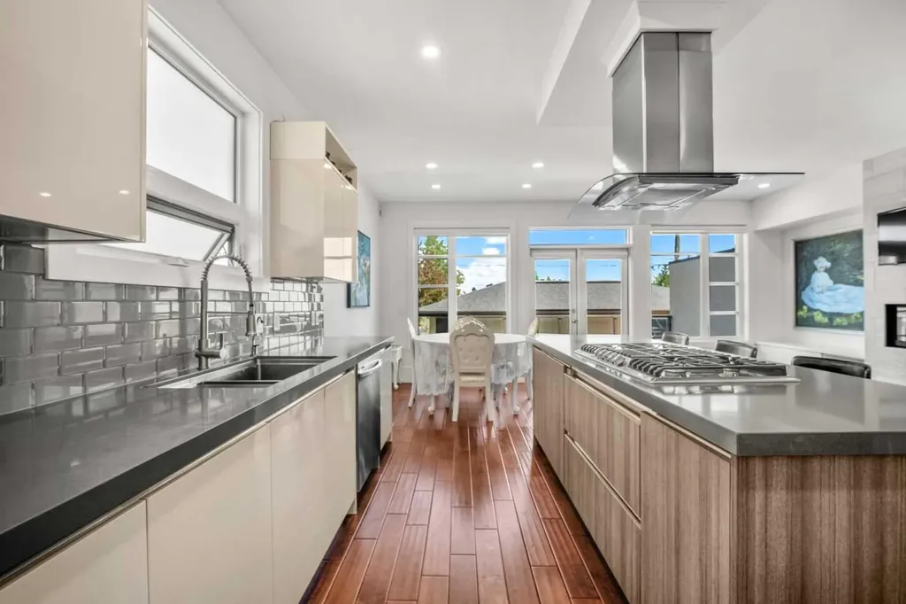 2412 28 Avenue SW Calgary AB T2T 1K9