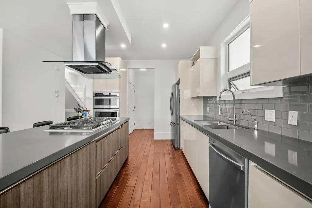 2412 28 Avenue SW Calgary AB T2T 1K9