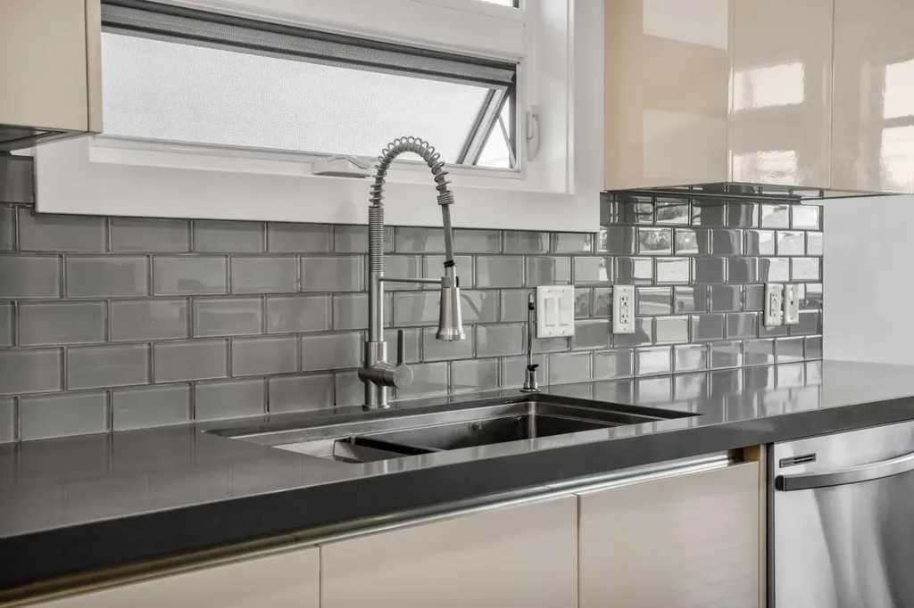 2412 28 Avenue SW Calgary AB T2T 1K9