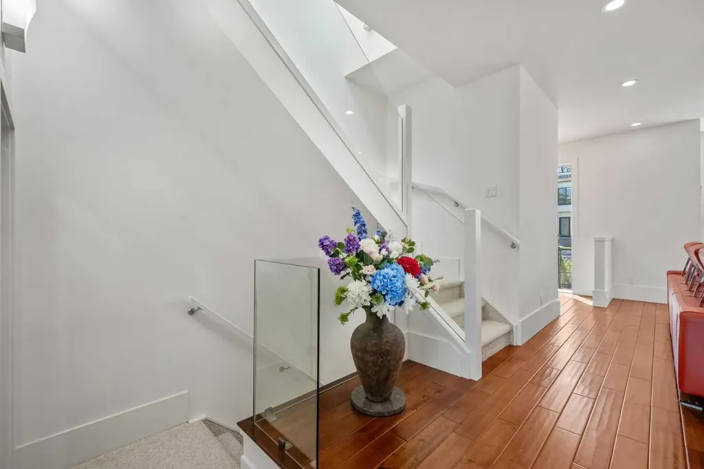 2412 28 Avenue SW Calgary AB T2T 1K9