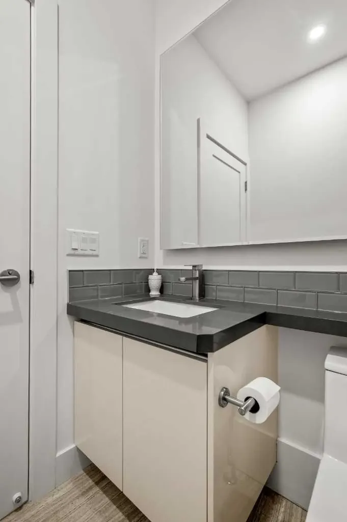 2412 28 Avenue SW Calgary AB T2T 1K9