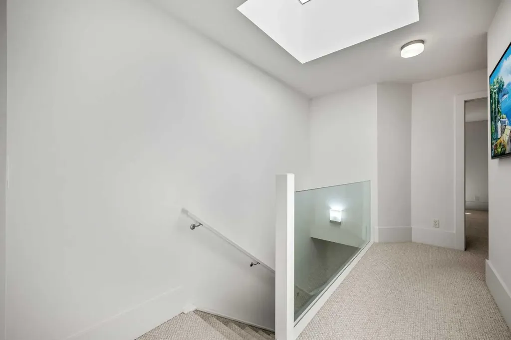 2412 28 Avenue SW Calgary AB T2T 1K9