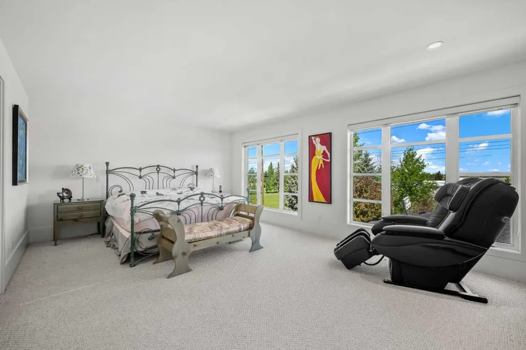 2412 28 Avenue SW Calgary AB T2T 1K9