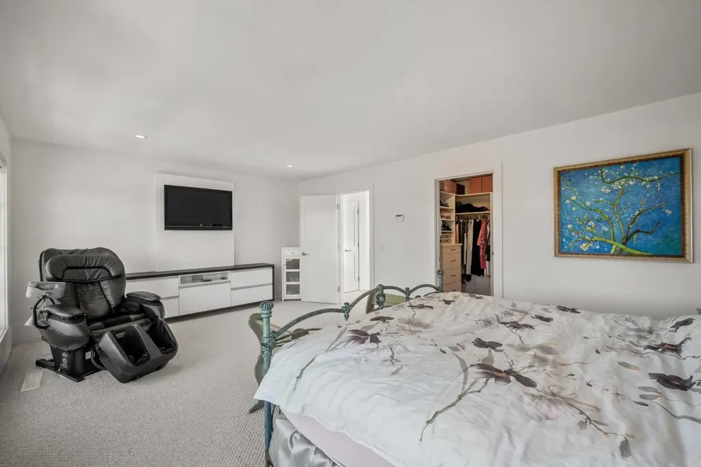 2412 28 Avenue SW Calgary AB T2T 1K9
