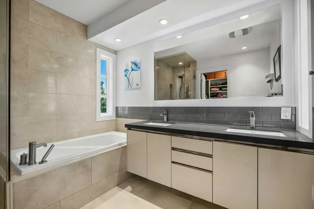 2412 28 Avenue SW Calgary AB T2T 1K9