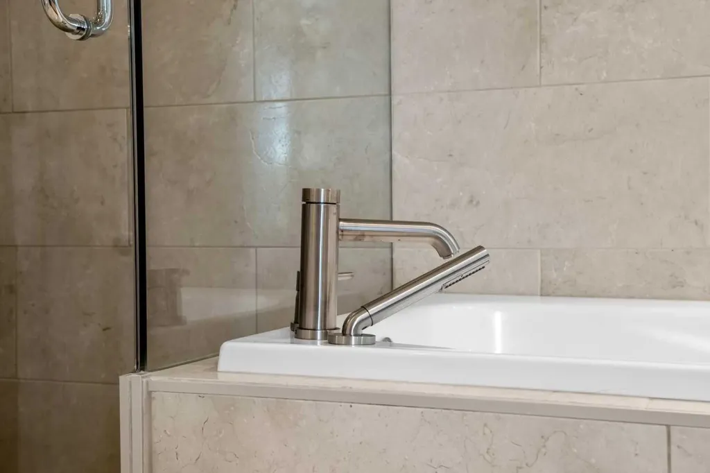 2412 28 Avenue SW Calgary AB T2T 1K9