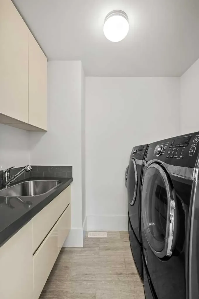2412 28 Avenue SW Calgary AB T2T 1K9