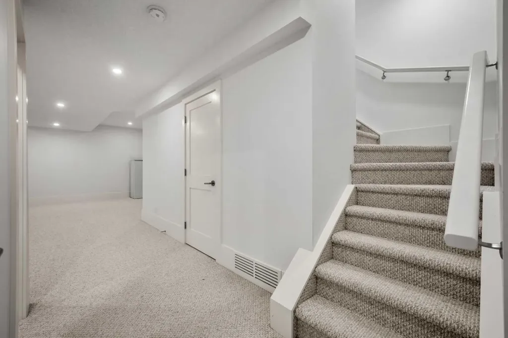 2412 28 Avenue SW Calgary AB T2T 1K9