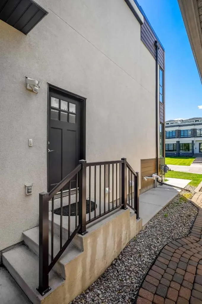 2412 28 Avenue SW Calgary AB T2T 1K9