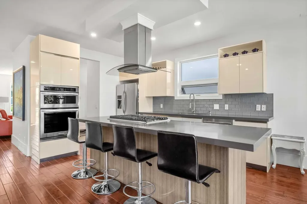 2412 28 Avenue SW Calgary AB T2T 1K9