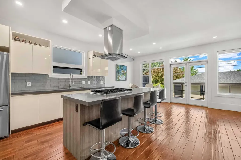 2412 28 Avenue SW Calgary AB T2T 1K9