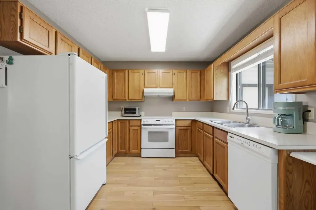 232 Hawkcliff Way NW Calgary AB T3G 2T4