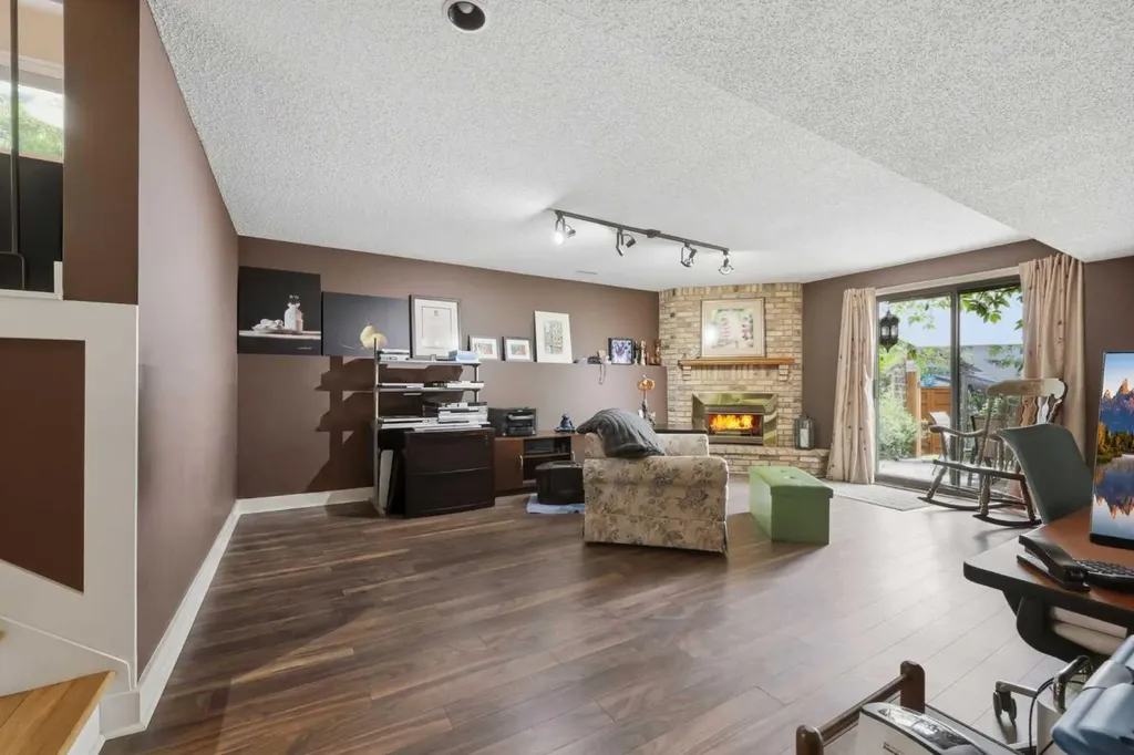 232 Hawkcliff Way NW Calgary AB T3G 2T4