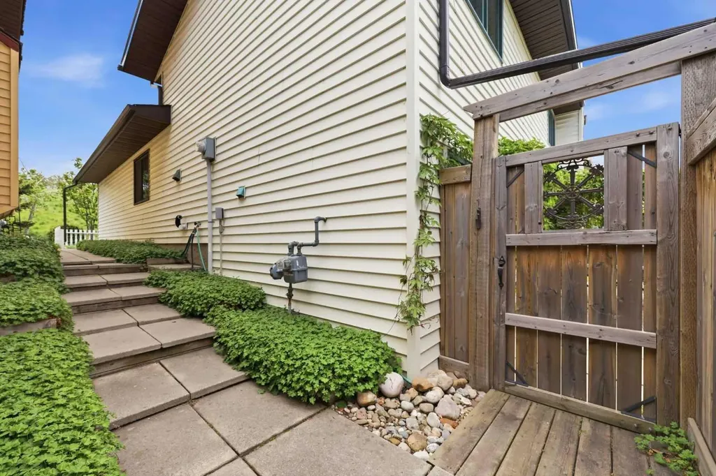 232 Hawkcliff Way NW Calgary AB T3G 2T4
