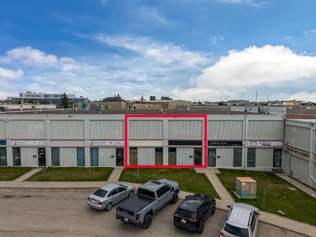 Calgary AB, 2219 35 Avenue NE, Unit 13