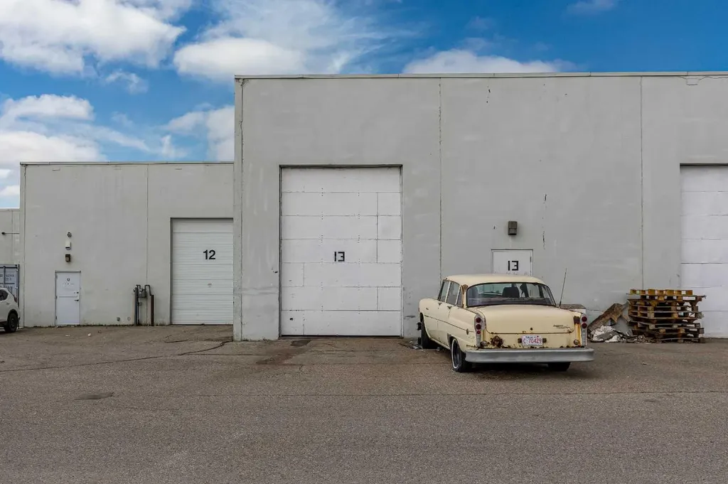 2219 35 Avenue NE Calgary AB T2E6W3