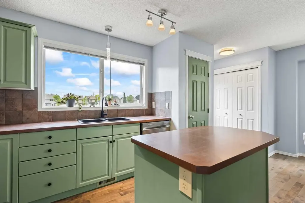 103 Copperfield Heights SE Calgary AB T2Z 4R5