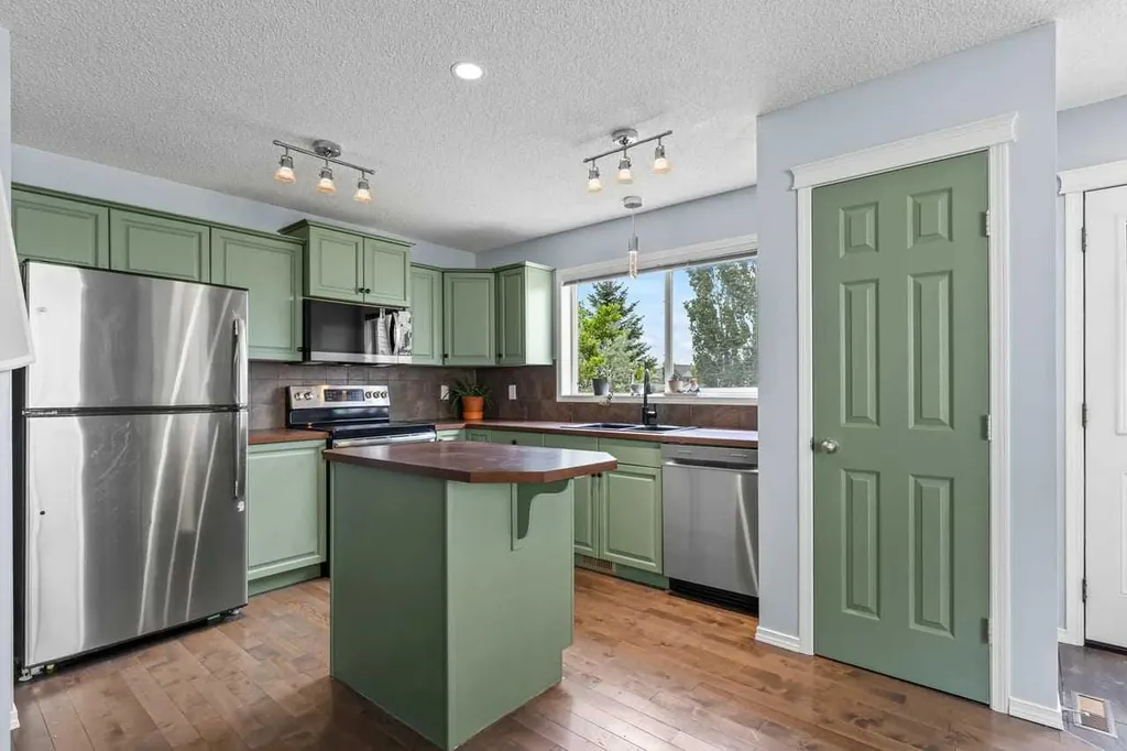 103 Copperfield Heights SE Calgary AB T2Z 4R5