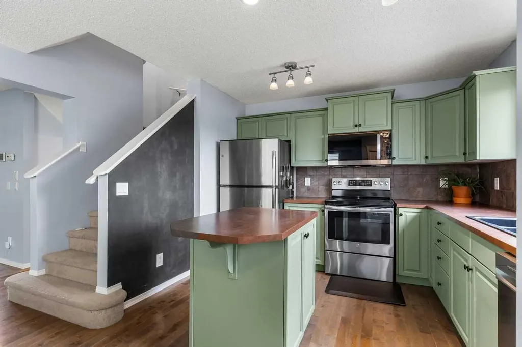 103 Copperfield Heights SE Calgary AB T2Z 4R5