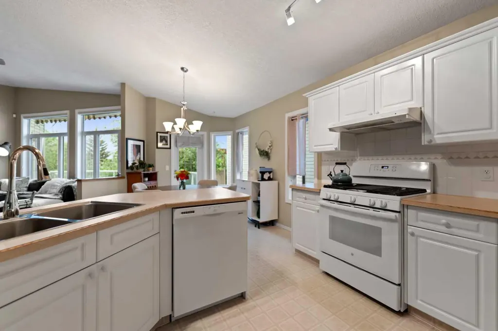 13 Somerset Gate SW Calgary AB T2Y3G9