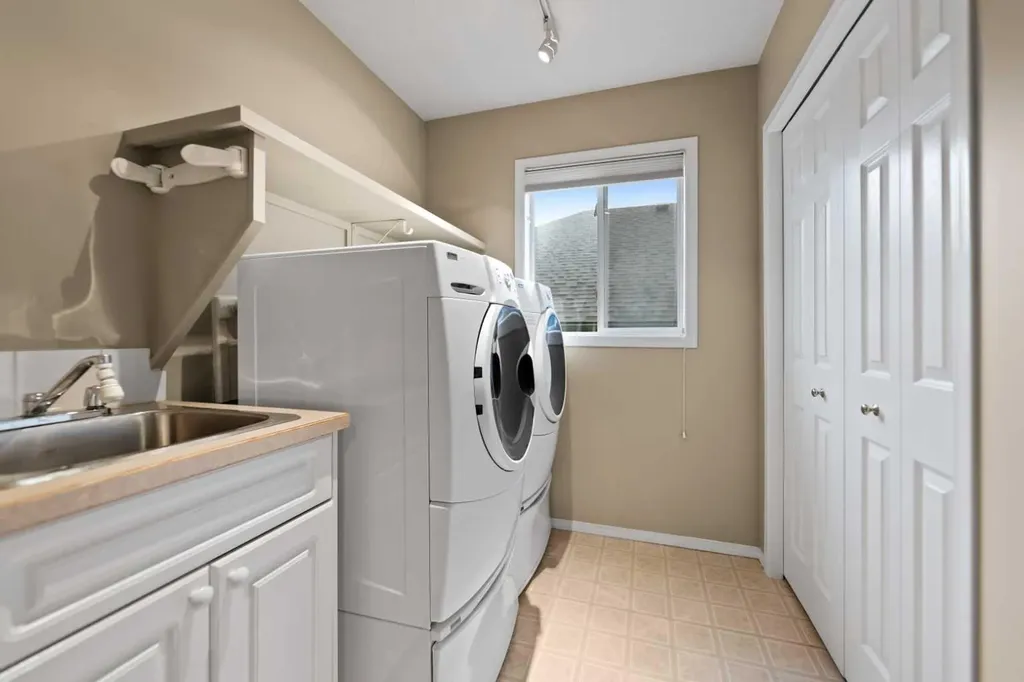 13 Somerset Gate SW Calgary AB T2Y3G9