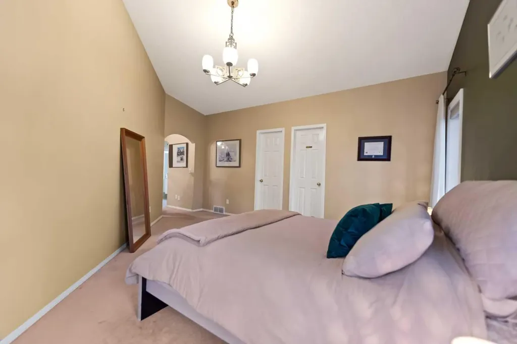 13 Somerset Gate SW Calgary AB T2Y3G9
