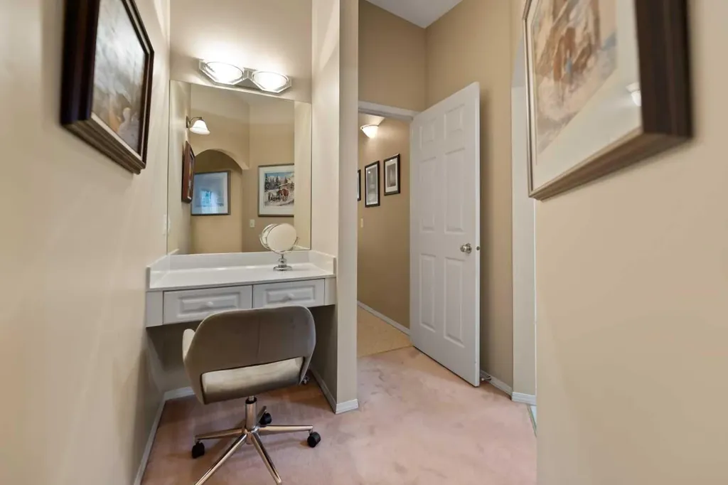 13 Somerset Gate SW Calgary AB T2Y3G9