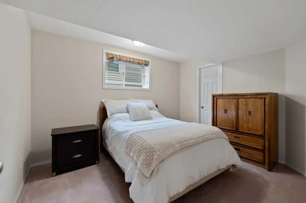 13 Somerset Gate SW Calgary AB T2Y3G9