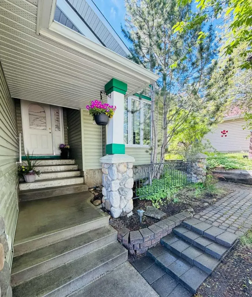 13 Somerset Gate SW Calgary AB T2Y3G9