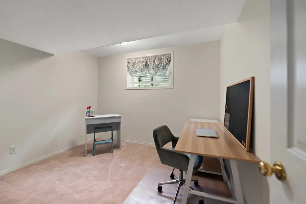 13 Somerset Gate SW Calgary AB T2Y3G9