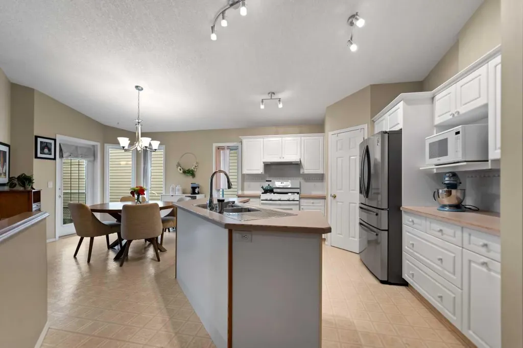13 Somerset Gate SW Calgary AB T2Y3G9