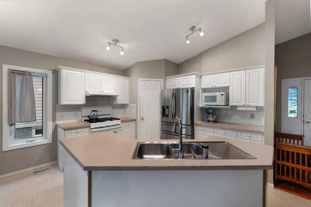 13 Somerset Gate SW Calgary AB T2Y3G9