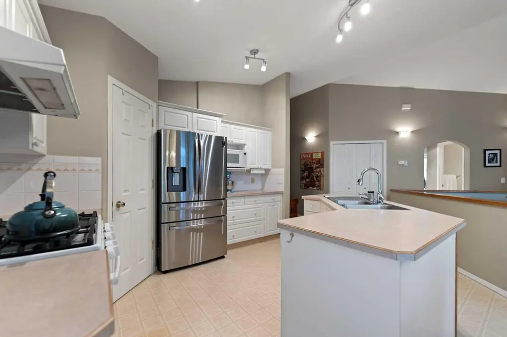13 Somerset Gate SW Calgary AB T2Y3G9