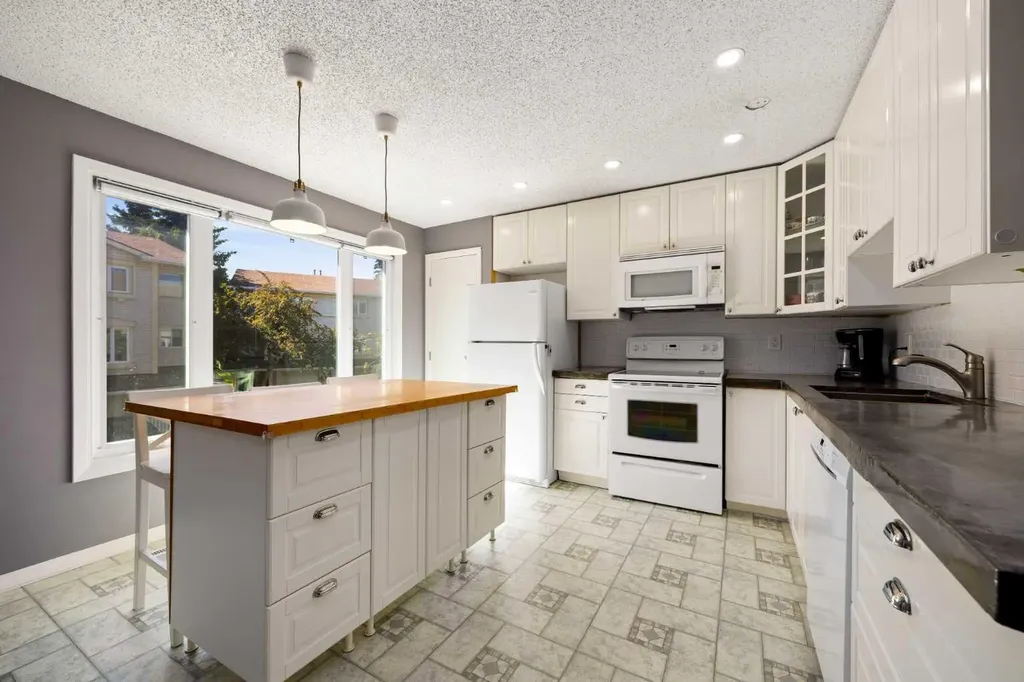 723 Queenston Terrace SE Calgary AB T2J 6H4