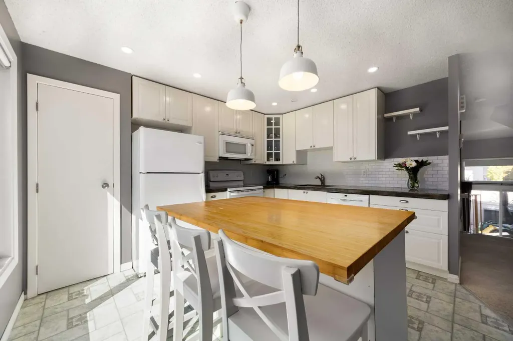 723 Queenston Terrace SE Calgary AB T2J 6H4