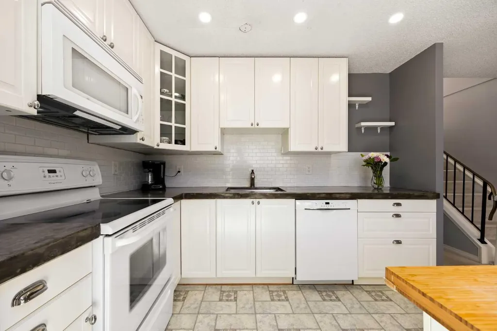 723 Queenston Terrace SE Calgary AB T2J 6H4