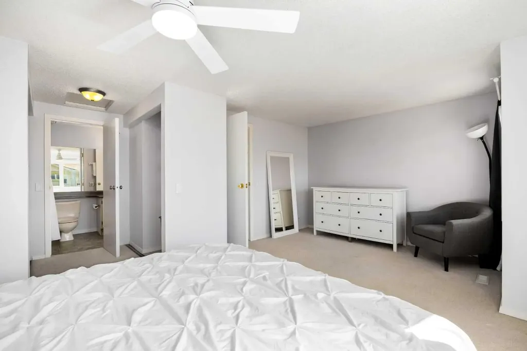 723 Queenston Terrace SE Calgary AB T2J 6H4