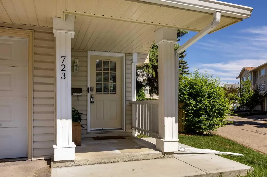723 Queenston Terrace SE Calgary AB T2J 6H4